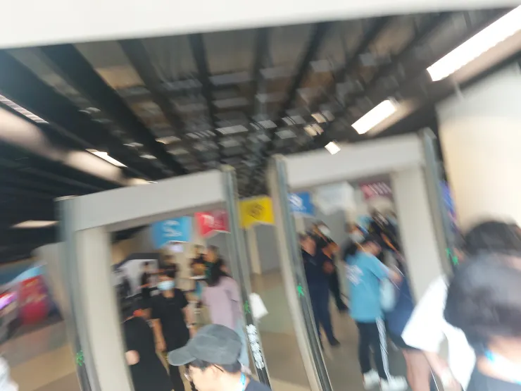 入場安檢(拍的當下很趕而手抖)。