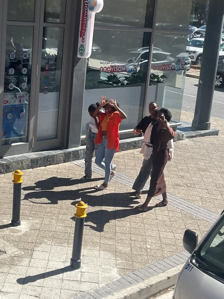 看到巴士上有個亞洲妹　熱情打招呼的非洲妹子們