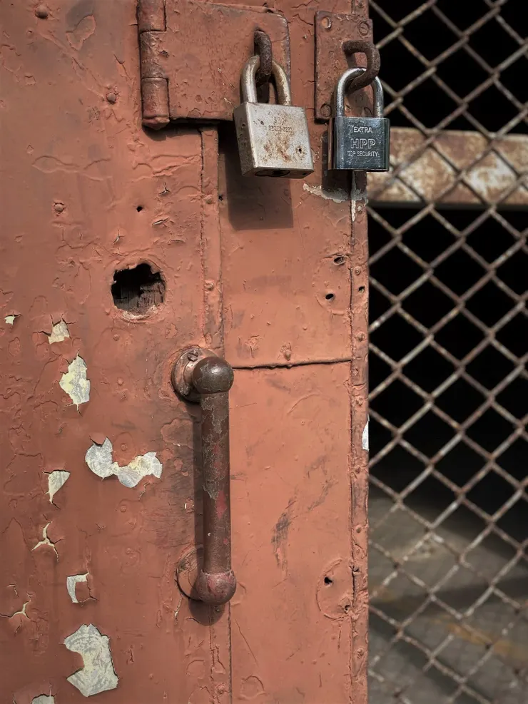 綠色倉庫門把、充滿年代感的鎖頭（2025年，筆者拍攝）