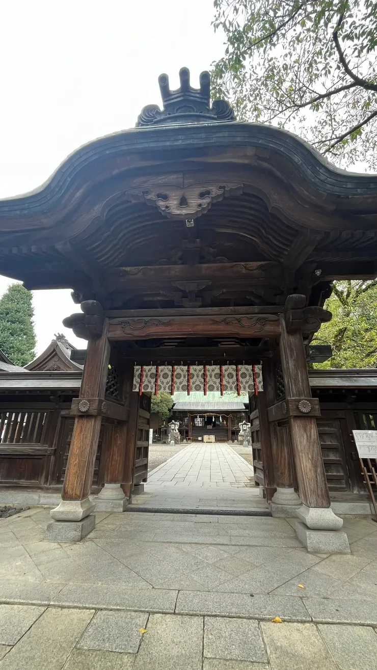 隨神門上方門帳與門柱裝飾可見菊紋系圖樣，能使用此圖像，代表有一定地位。