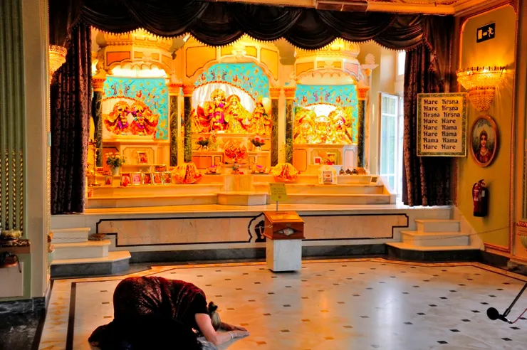 【神廟大廳與神壇！抵達後陪老婆來參加下午的敬拜活動。】