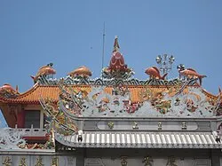 屋脊上鯉魚剪黏、交趾陶藝術（圖片截圖於網路）