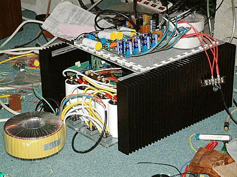 這張照片是在農曆年前尚未完工時測試的照片,當時繞製的變壓器尚未交貨,只好先拿 Aleph 2 的頂著用先~~ 一顆供應兩個聲道使用