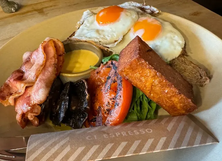 右邊的方塊不是土司,而是馬鈴薯餅 (Photo Credits)