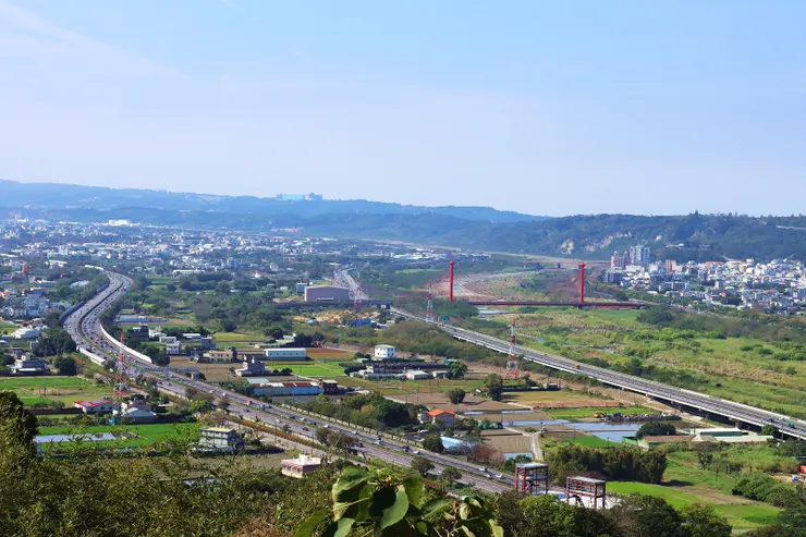 紅色斜張橋為跨越後龍溪的新東大橋。