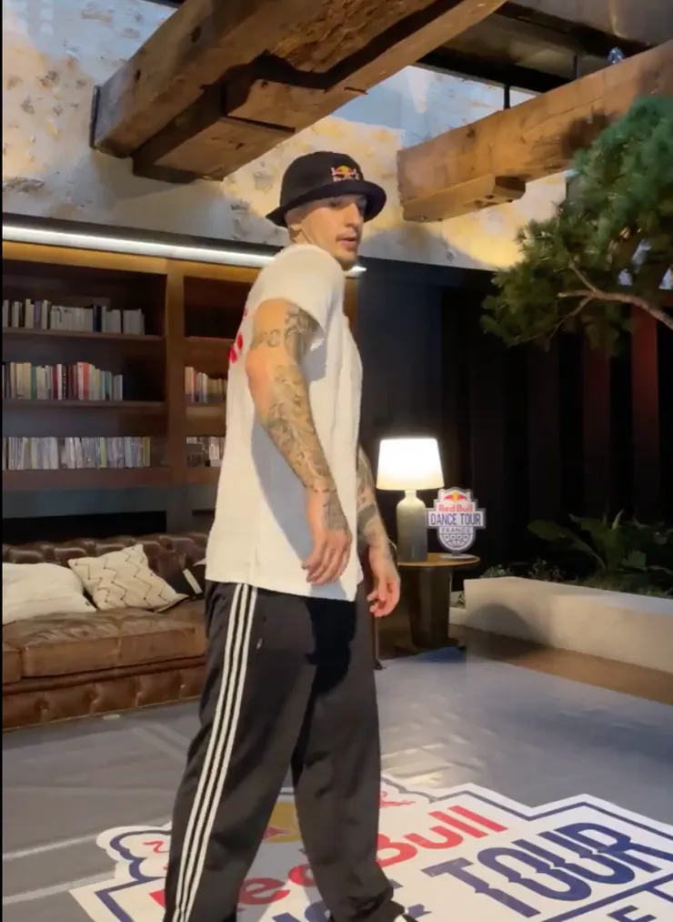 Popping C滿身是汗的在教小白跳舞