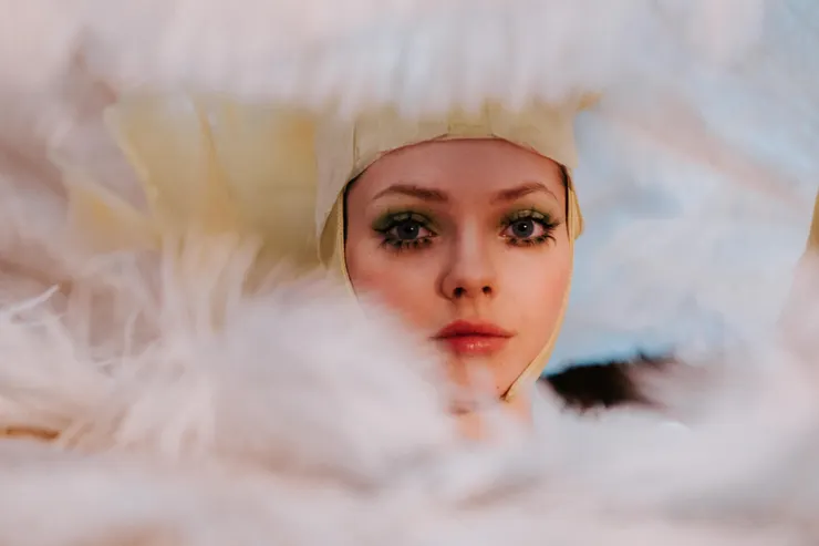 大改造後的Elvira，在舞會一度傾倒眾生（劇照取自IMDb）