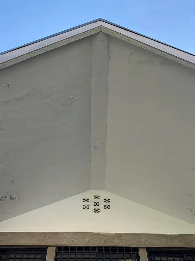 突出的三角折板頂點。天花板的通風孔為陶燒鏤空花磚