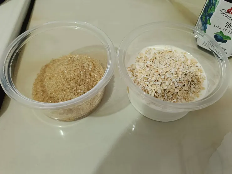 二號砂糖是必要的，表面上色就靠它了，麥片怕硬可以先泡入鮮奶油裡