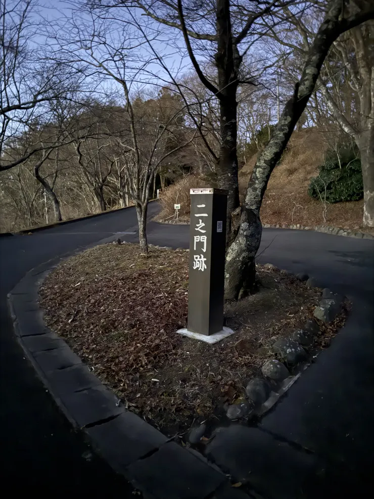 從三春站出發走了一段路，不過沒想到天黑比預期快。個人並不推薦晚上登城，路太難認了。