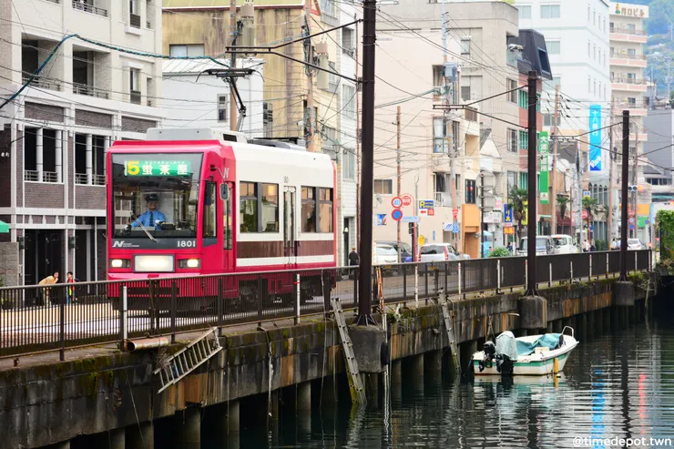 大埔支線後段為單線區間，一旁則是運河，相當具有海港城市的韻味(攝於2018年)