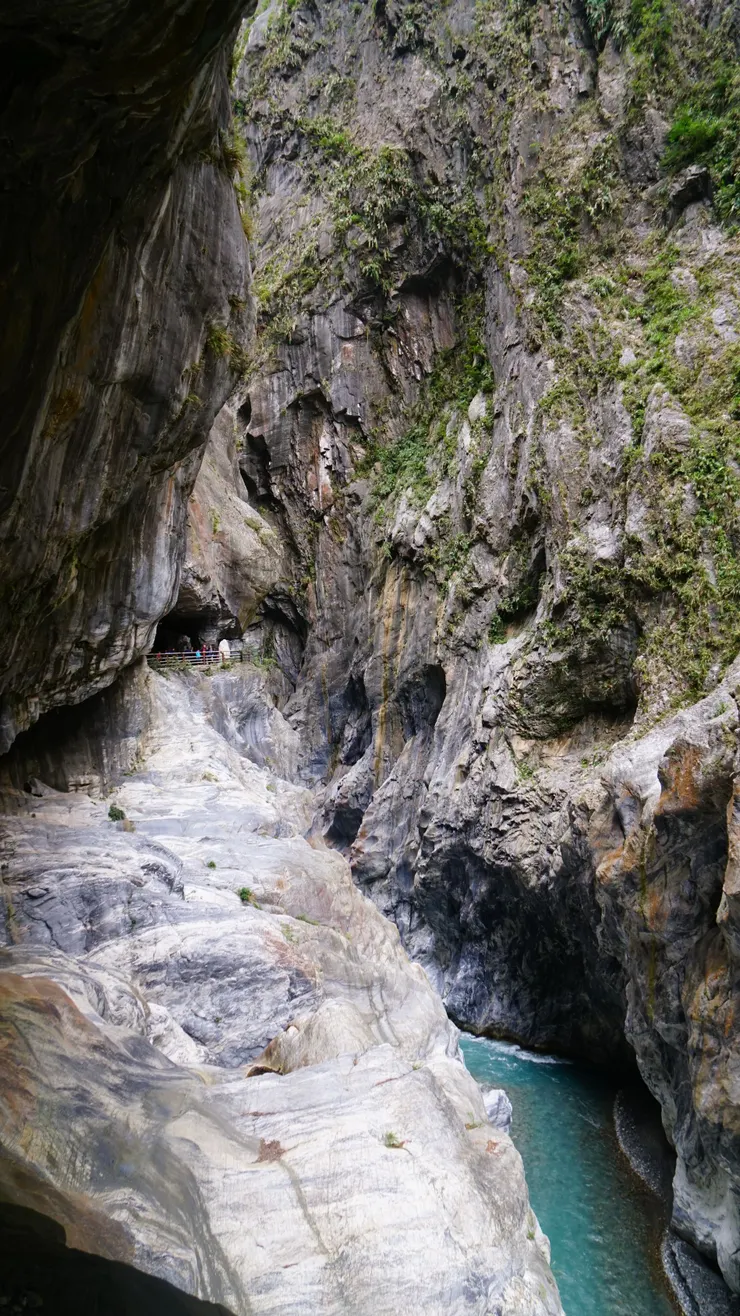 山壁垂直陡峭的峽谷地形