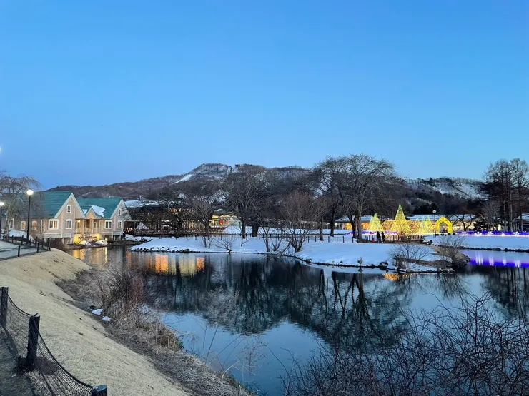 輕井澤outlet湖邊小屋都亮燈了