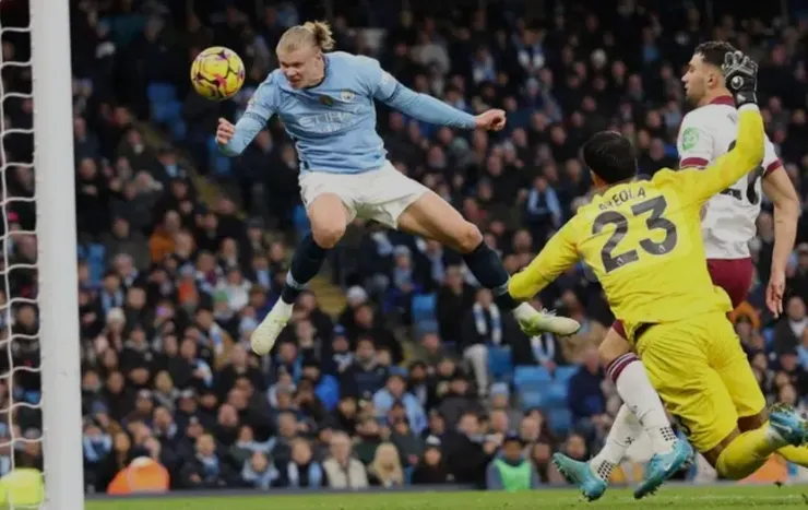 夏蘭特頭槌頂入空門助曼城領先2:0