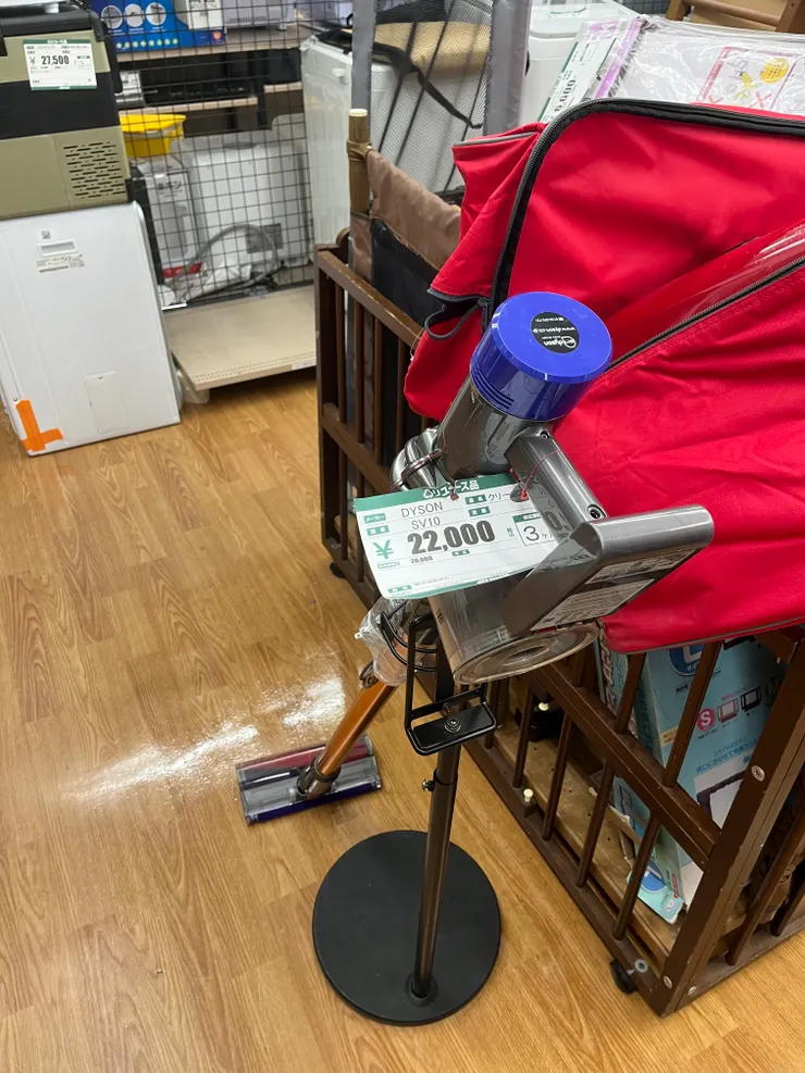 Dyson無線吸塵器價錢直接砍半，換算台幣只要四千多就入手！並且功能性不輸全新。