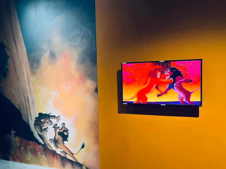 1994年《獅子王》。大圖旁剛好播放經典片段，這個畫面兩頭公獅的表情最棒！！動畫裡牛羚竄逃的場景，是團隊到非洲取景，耗時18個月才製作完成。你猜多長？大概只有2分多鐘。(這種精神，只能說值得學習！)