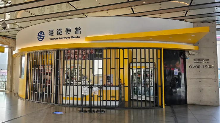這是台中車站大廳的台鐵便當本舖!