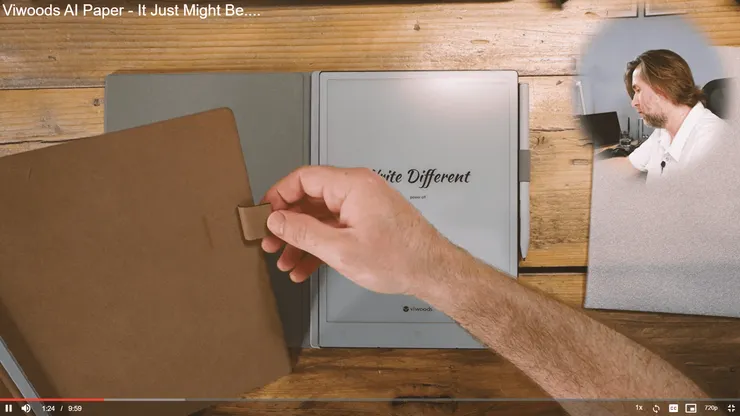 Viwoods AIPaper的保護套在與主機貼合面有收納筆套的槽位，但長期使用恐怕會影響主機與保護套的貼合效果。照片翻拍自Kit Betts-Masters頻道