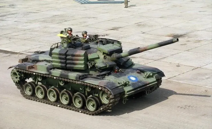 當初M48H勇虎戰車安裝反應裝甲的照片。