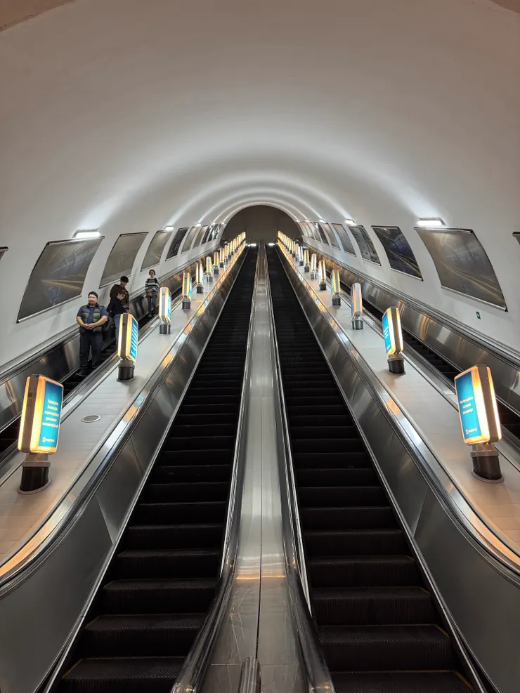 地鐵月台都在很深的地底