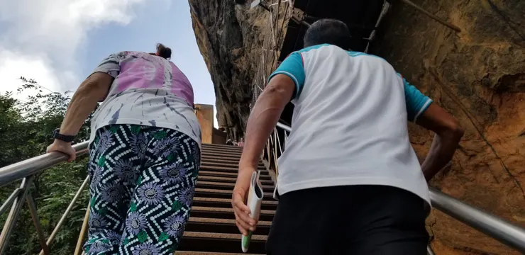 爬上去一步一驚心