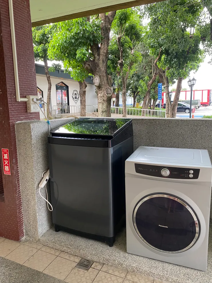 門口的洗衣機