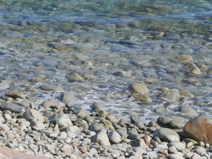 一塊一塊的鵝卵石，隨著浪潮層層堆砌，成就了舉世無雙的自然海堤。