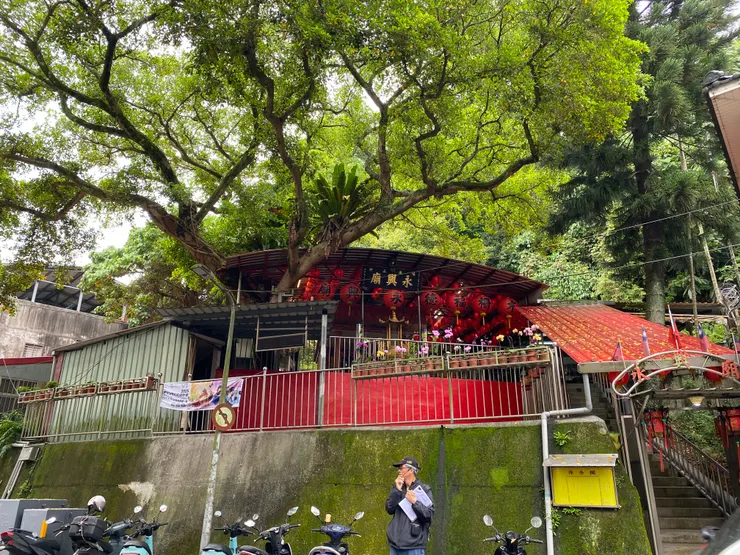 位於鯉魚山腰的永興廟