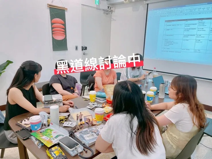 完全沒時間翻眼前那疊漫畫