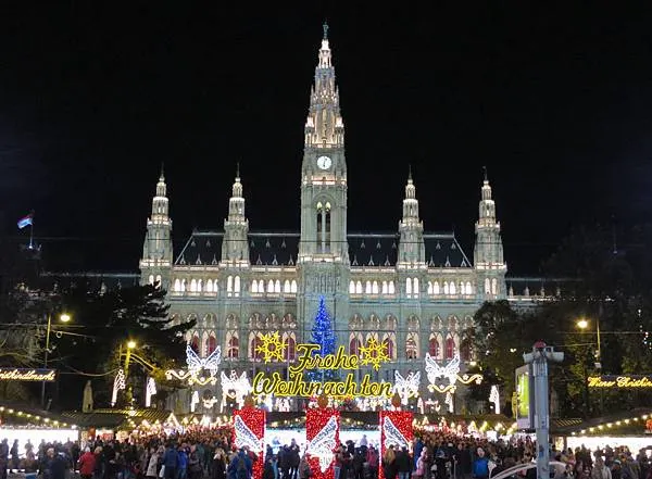 市政廳廣場有城堡般的童話氛圍