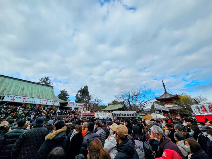 正逢新年期間，也是看到滿滿的人潮在排隊參拜
