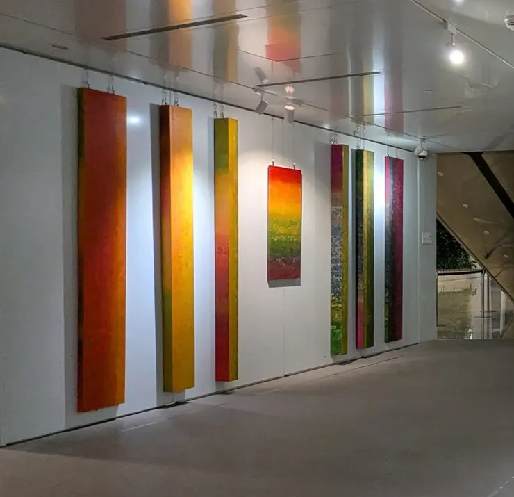 積吶虹光，〈青天白日滿地「虹」光  〉2019，壓克力顏料、紙。