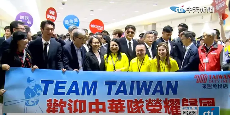 采盟與副總統和棒球英雄合影