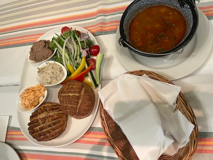 前菜：麵包配抹醬及沙拉, 湯：經典匈牙利燉湯配麵包