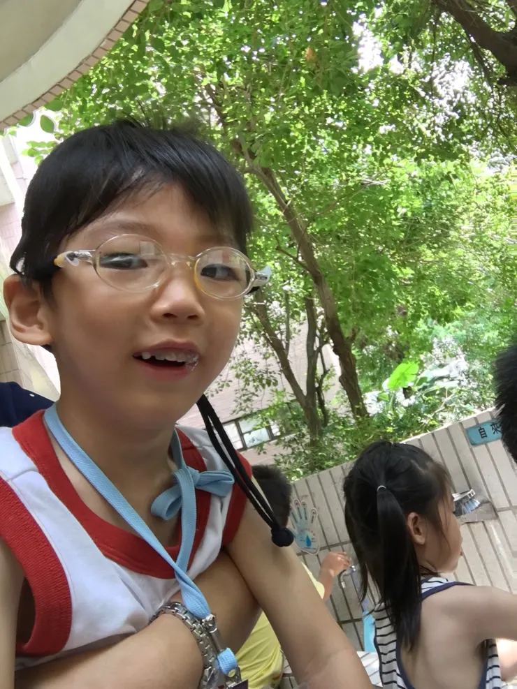 暑假炎熱，但上學帶來的好心情占了大多數。〔2017〕