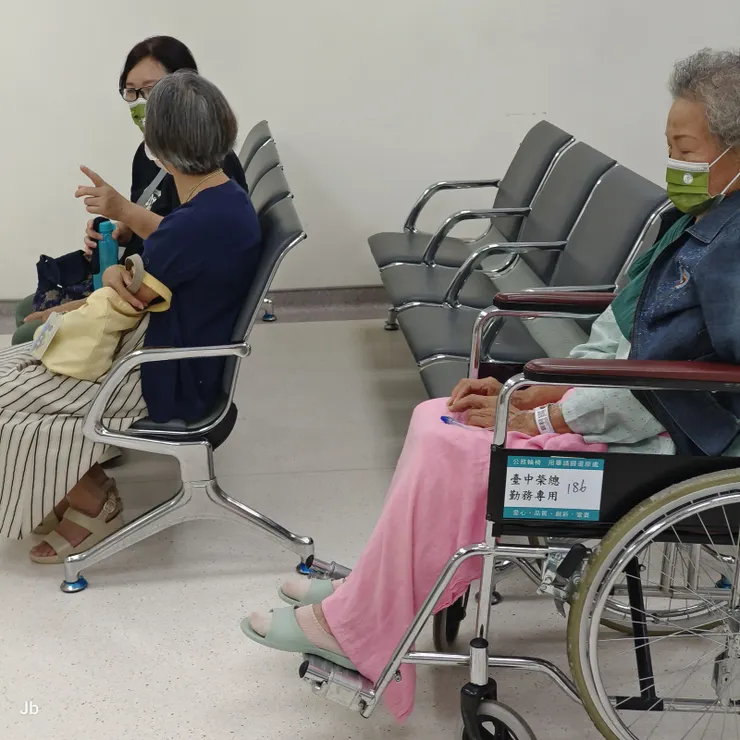 【急赴榮總探望做腸胃鏡的母親 她說檢查前菩薩顯靈一定平安！此時腸胃鏡已做完，陪她去做後天手術前的麻醉評估，又是漫長的等候。】
