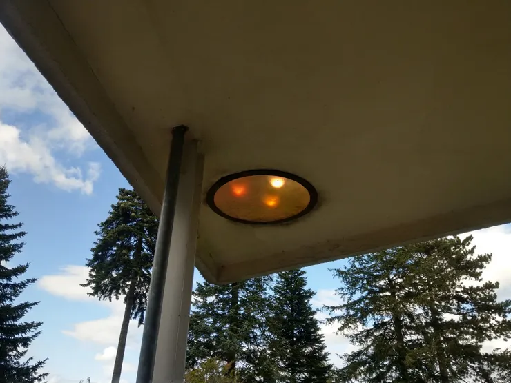 室外不同顏色的燈泡