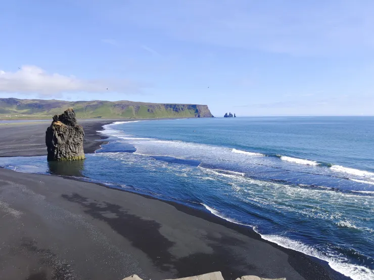 由另一側觀看Reynisfjara黑沙灘及Reynisdrangar岩。