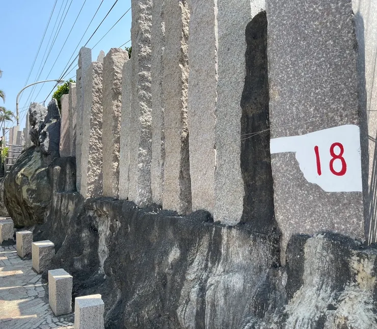 經過水用滴的瀑布會看到18(這裡有個逃生口）