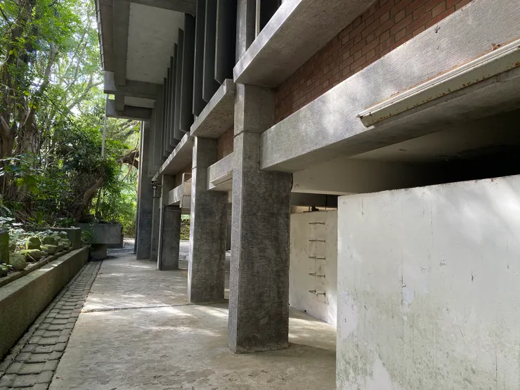 東側立面有許多遮陽板，東南角落也有一個很大的圓型接水槽