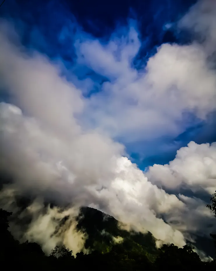 109年6月，從屯原鞍部南望馬赫坡舊社，雲燒山。