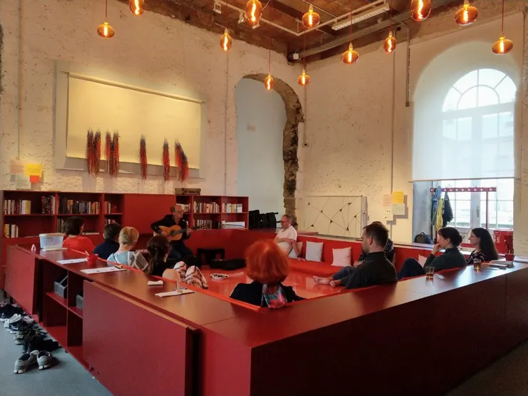 遇到展覽表演樂器，還提供茶點