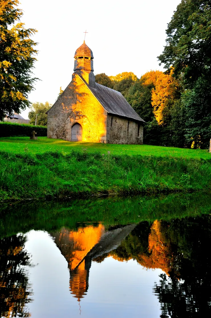 【城堡莊園內還有座小教堂】