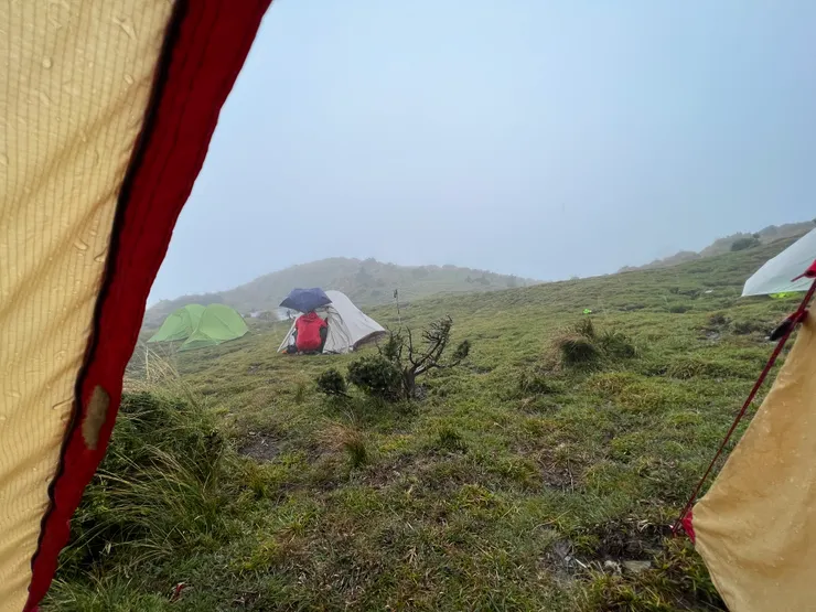雨中搭帳