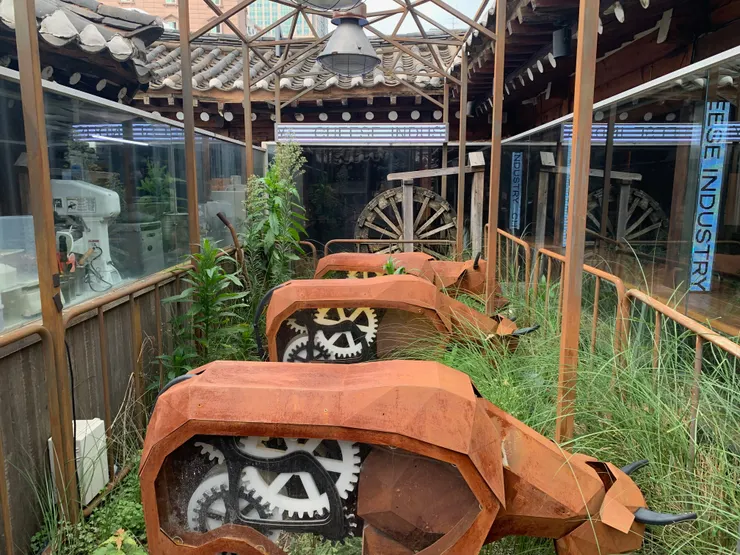 假牛吃真草...這樣算可愛嗎？