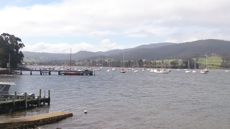 小小的河堤口停滿船隻