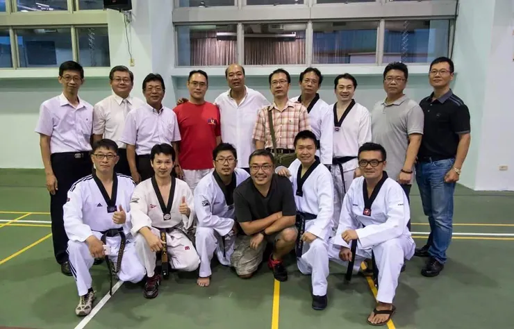 （華夏科大狂龍跆拳道謝師宴列屆幹部合照╱圖：前排左三－李建勳、左四－劉柏園）