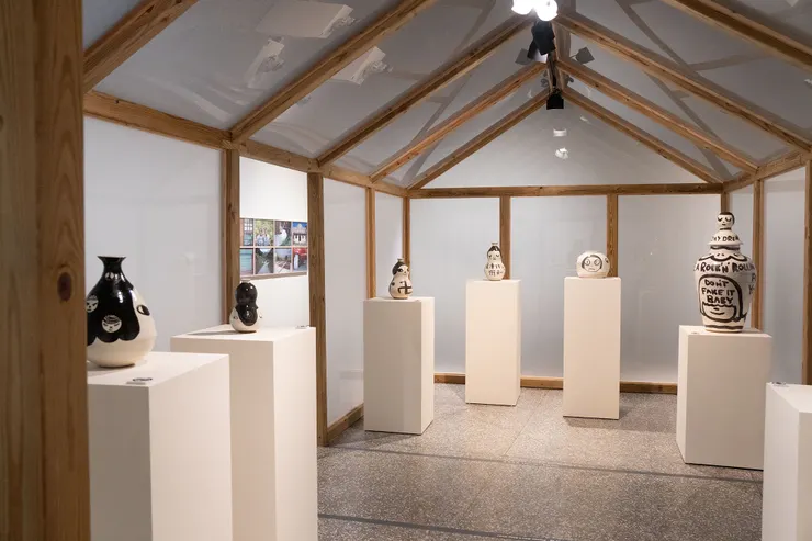 展區中央的陶器展示區，區域內僅限 5 人