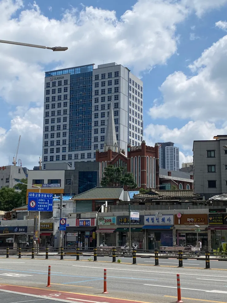 到處是高樓的大邱，有看到尖頂的哥德式天主教堂嗎？