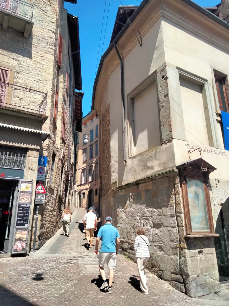 前往貝爾加莫要塞的Alla Rocca街道